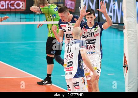 Trient, Italien. 10.. November 2022. Jubel von Srecko Lisinac - ITAS Trentino während des ITAS Trentino gegen Decospan VT Menen, CEV Champions League Volleyballspiel in Trient, Italien, November 10 2022 Quelle: Independent Photo Agency/Alamy Live News Stockfoto