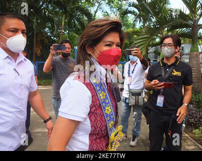 Malabon, Philippinen. 10.. November 2022. Senatorin Imee Marcos geht während ihres Besuchs in Richtung des Oreta Sports Complex. Senatorin Imee Marcos wird von den Einwohnern Malabons herzlich willkommen geheißen, als sie gemeinsam mit der Bürgermeisterin der Stadt Malabon, Jeannie Sandoval, und dem ehemaligen Vertreter von Malabon-Navotas, Federico 'Ricky' Sandoval, die Verteilung und Unterstützung von Nährstoffen an Einzelpersonen (AICS) im Oreta Sports Complex in Malabon City leitet. Kredit: SOPA Images Limited/Alamy Live Nachrichten Stockfoto