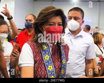 Malabon, Philippinen. 10.. November 2022. Senatorin Imee Marcos tritt während ihres Besuchs in Malabon in den Oreta Sports Complex ein. Senatorin Imee Marcos wird von den Einwohnern Malabons herzlich willkommen geheißen, als sie gemeinsam mit der Bürgermeisterin der Stadt Malabon, Jeannie Sandoval, und dem ehemaligen Vertreter von Malabon-Navotas, Federico 'Ricky' Sandoval, die Verteilung und Unterstützung von Nährstoffen an Einzelpersonen (AICS) im Oreta Sports Complex in Malabon City leitet. Kredit: SOPA Images Limited/Alamy Live Nachrichten Stockfoto