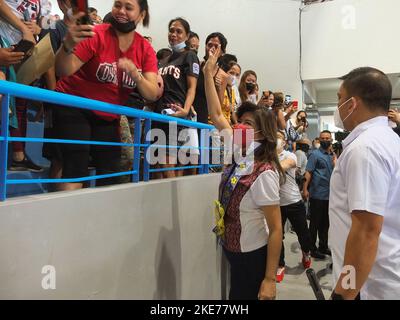 Malabon, Philippinen. 10.. November 2022. Senatorin Imee Marcos winkt während ihres Besuchs der Menge im Oreta Sports Complex zu. Senatorin Imee Marcos wird von den Einwohnern Malabons herzlich willkommen geheißen, als sie gemeinsam mit der Bürgermeisterin der Stadt Malabon, Jeannie Sandoval, und dem ehemaligen Vertreter von Malabon-Navotas, Federico 'Ricky' Sandoval, die Verteilung und Unterstützung von Nährstoffen an Einzelpersonen (AICS) im Oreta Sports Complex in Malabon City leitet. Kredit: SOPA Images Limited/Alamy Live Nachrichten Stockfoto