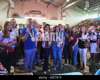 Malabon, Philippinen. 10.. November 2022. Senator Imee Marcos (C) posierte für Bild mit den Beamten der Stadtregierung von Malabon. Senatorin Imee Marcos wird von den Einwohnern Malabons herzlich willkommen geheißen, als sie gemeinsam mit der Bürgermeisterin der Stadt Malabon, Jeannie Sandoval, und dem ehemaligen Vertreter von Malabon-Navotas, Federico 'Ricky' Sandoval, die Verteilung und Unterstützung von Nährstoffen an Einzelpersonen (AICS) im Oreta Sports Complex in Malabon City leitet. Kredit: SOPA Images Limited/Alamy Live Nachrichten Stockfoto