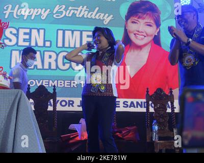 Malabon, Philippinen. 10.. November 2022. Senatorin Imee Marcos sah sich lachend, als sie von Beamten der Stadt Malabon mit einem Happy Birthday begrüßt wurde. Senatorin Imee Marcos wird von den Einwohnern Malabons herzlich willkommen geheißen, als sie gemeinsam mit der Bürgermeisterin der Stadt Malabon, Jeannie Sandoval, und dem ehemaligen Vertreter von Malabon-Navotas, Federico 'Ricky' Sandoval, die Verteilung und Unterstützung von Nährstoffen an Einzelpersonen (AICS) im Oreta Sports Complex in Malabon City leitet. Kredit: SOPA Images Limited/Alamy Live Nachrichten Stockfoto