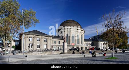 Köln, Deutschland, November 10 2022: Historisches Bahnhofsgebäude Messe/Deutz in der Nähe der kölner Messe Stockfoto