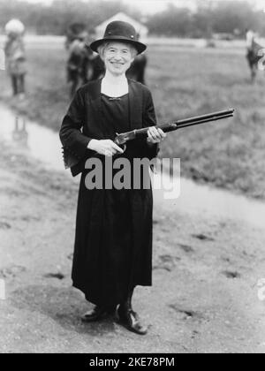 Annie Oakley, mit einer Waffe Buffalo Bill gab ihr 1922. Annie Oakley (Phoebe Ann Mosey, 1860 – 1926) amerikanische Scharfschützin, die in Buffalo Bills Wild West Show spielte. Stockfoto