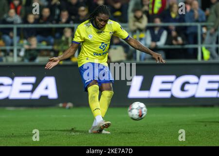 Beveren, Belgien, 10. November 2022, Beveren's Dieumerci Mbokanipicictured während eines Fußballspiels zwischen SK Beveren (1B) und Royal Antwerp FC, Donnerstag, 10. November 2022 in Beveren, im Finale des Croky Cup Belgian Cup 1/16. BELGA FOTO DAVID PINTENS Stockfoto