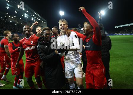Beveren, Belgien, 10. November 2022, Antwerpens Spieler feiern am Donnerstag, dem 10. November 2022, im Finale des belgischen Pokals 1/16, ein Fußballspiel zwischen SK Beveren (1B) und dem Royal Antwerp FC in Beveren. BELGA FOTO DAVID PINTENS Stockfoto