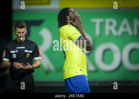 Beveren, Belgien, 10. November 2022, Beverens Dieumerci Mbokanilooks hat am Donnerstag, den 10. November 2022 in Beveren, im Finale des belgischen Pokals 1/16, ein Fußballspiel zwischen SK Beveren (1B) und dem Royal Antwerp FC, niedergeschlagen. BELGA FOTO DAVID PINTENS Stockfoto