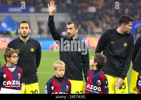 Mailand, Italien. 9.. November 2022. Italien, Mailand, 9 2022. november: Henrikh Mkhitaryan (fc Inter Mittelfeldspieler) im Mittelfeld für die Spielpräsentation während des Fußballspiels FC INTER gegen BOLOGNA FC, Serie A 2022-2023 day14 San Siro Stadion (Bild: © Fabrizio Andrea Bertani/Pacific Press via ZUMA Press Wire) Stockfoto