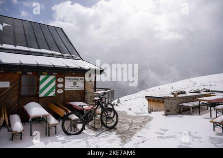 Die Friedrichshafener Hütte (2.138 Meter) liegt im Verwallgebirge, Tirol, Österreich Stockfoto