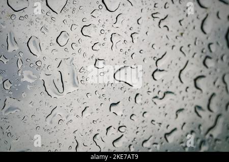 Regentropfen sammeln sich am 18. April 2015 in CODEN, Alabama, an einem Fenster. (Foto von Carmen K. Sisson/Cloudybright) Stockfoto