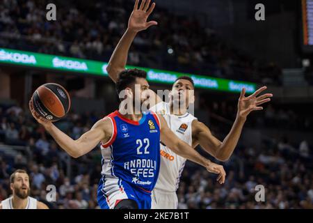 Madrid, Madrid, Spanien. 11. August 2022. Vasilije Micic (L) und Edy Tavares (R).während des Real Madrid Sieges gegen Anadolu Efes Istanbul 94 - 85 in Turkish Airlines Euroleague 2022/23 wurde das reguläre Saisonspiel (Runde 7) im WiZink Center in Madrid (Spanien) gefeiert. November 10.st 2022. (Bild: © Juan Carlos GarcÃ-A Mate/Pacific Press via ZUMA Press Wire) Stockfoto