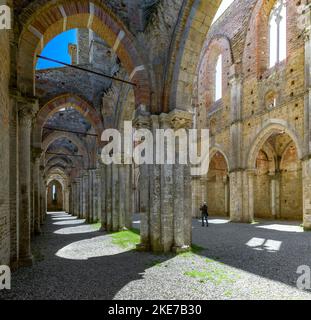 Blick aus der Vogelperspektive auf die herrliche dachlose Abtei von Saint Galgano Stockfoto