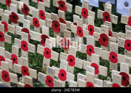 London, Großbritannien. 10.. November 2022. Kreuze mit Mohnblumen, die von der Poppy Factory auf dem Gelände der Westminster Abbey in London im Vorfeld des Waffenstillstandstages gelegt wurden, der Mitglieder der Streitkräfte ehrt, die seit dem Ersten Weltkrieg in den Streitkräften dienten (Foto: © Steve Taylor/SOPA Images via ZUMA Press Wire) Stockfoto