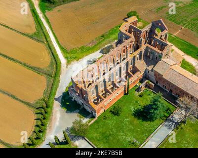 Blick aus der Vogelperspektive auf die herrliche dachlose Abtei von Saint Galgano Stockfoto