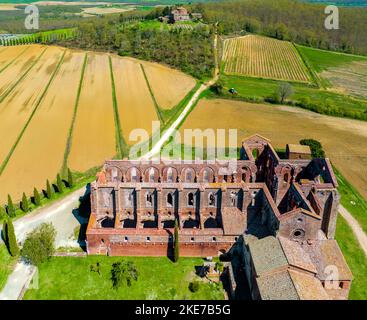 Blick aus der Vogelperspektive auf die herrliche dachlose Abtei von Saint Galgano Stockfoto