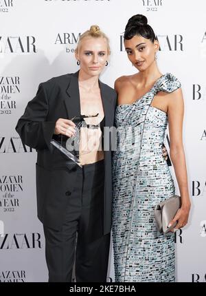 Lauren Wasser mit dem Model Award, verliehen von Neelam Gill, bei den