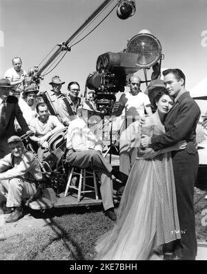 Regisseur KING VIDOR and Camera / Movie Crew am Set filmt offen eine Liebesszene zwischen RUTH ROMAN und RICHARD TODD während der Produktion VON ZWEI BLITZSCHLÄGEN 1951 Regisseur KING VIDOR Roman A man Without Friends von Margaret Echard Drehbuch Lenore J. Kaffeekino Sid Hickox Kostümdesign Leah Rhodes Musik Max Steiner Produzent Henry Blanke Warner Bros Stockfoto