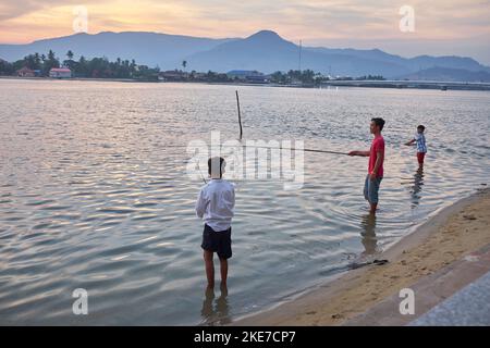 Junge Jungen, die im Fluss bei Kampot Cambodia fischen Stockfoto