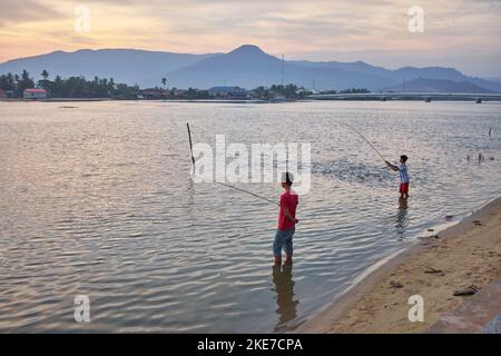 Junge Jungen, die im Fluss bei Kampot Cambodia fischen Stockfoto