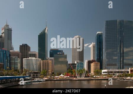 Das Geschäftsviertel der Stadt vom Flussviertel Elizabeth Quay aus gesehen. Perth, Westaustralien Stockfoto