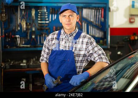 Professioneller Automechaniker posiert in der Werkstatt Stockfoto