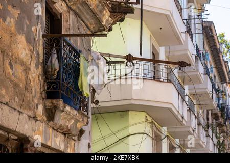 Ein alter Balkon in einem baufälligen, verwitterten und heruntergekommenen Gebäude Stockfoto