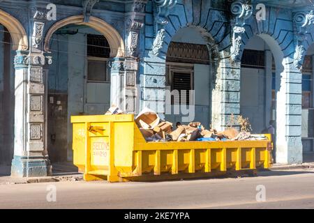 Ein großer Metallbehälter zum Sammeln von Müll befindet sich in einer Stadtstraße. Stockfoto