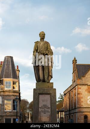 9. November 2022. Huntly, Aberdeenshire, Schottland. Dies ist das Denkmal für Charles Gordon Lennox auf dem Platz im Huntly Town Center, als die Sonne unterging Stockfoto