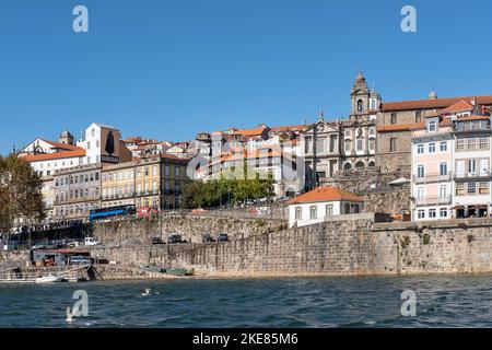 Panoramablick über die Stadt vom Aussichtspunkt Terreiro da SE in der Nähe der Kathedrale, einschließlich der berühmten Terrakotta-Dächer, Porto Stockfoto
