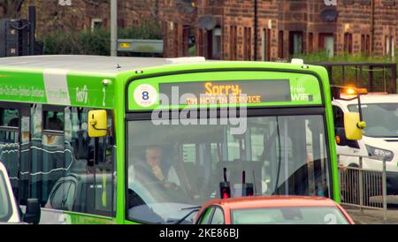 Der Mangel an Busfahrern hat zu einer Explosion von Kundenbeschwerden in den sozialen Medien geführt, da Menschen lange Wartezeiten und überfüllte Busse als Dienste erleben Stockfoto