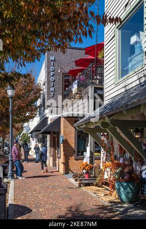 Menschen genießen einen schönen Herbsttag in den Geschäften und Restaurants auf der Main Street in der Bergresortstadt Highlands, North Carolina. (USA) Stockfoto