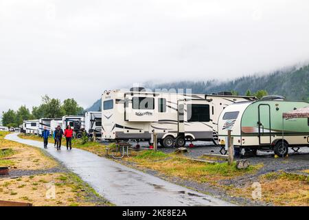 Touristen; Camper; Freizeitfahrzeuge; Forest River RV Site; Seward; Alaska; USA Stockfoto