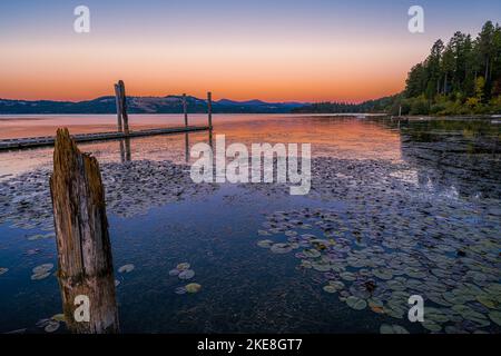 Chatcolet Lake am Abend im Herbst Stockfoto