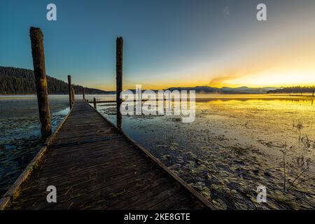 Chatcolet Lake am frühen Morgen im Herbst Stockfoto