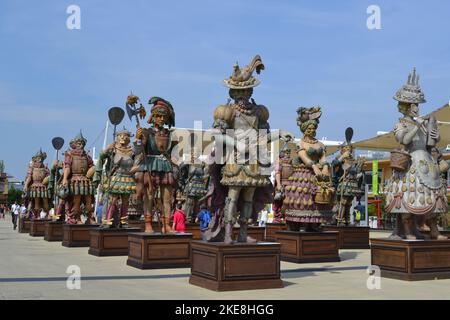 Mailand, Italien - 29. Juni 2015: Statuen der Food People Figuren auf Podesten, die in einer Gruppe am Eingang der Expo Milano 2015 stehen. Stockfoto