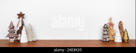 Rustikales Holz Weihnachtsbaum Dekor Rahmen auf einem Holzregal vor einer weißen Wand Banner Hintergrund mit Kopieplatz Stockfoto