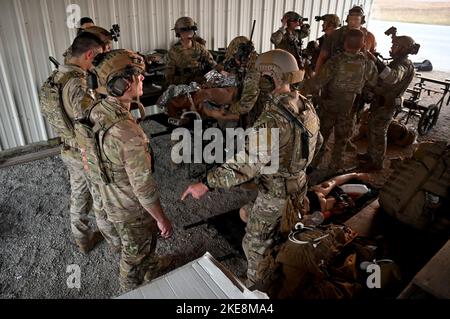 Mitglieder des Special Operations Surgical Teams vom Special Operations Wing 24. behandeln simulierte Opfer an einem Einsatzort während einer gemeinsamen Übung der Special Operations Forces am 1. November 2022 in der Eglin Air Force Range, Fla. SOST bietet eine einzigartige Möglichkeit für Expeditions-Operationen auf dem Schlachtfeld, um Multi-Service-SOF-Aktivitäten auf der ganzen Welt zu unterstützen. (USA Air Force Foto von Tech. Sgt. Ridge Shan) Stockfoto