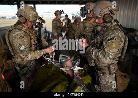 Mitglieder des Special Operations Surgical Teams vom Special Operations Wing 24. behandeln einen simulierten Unfall an einem Einsatzort während einer gemeinsamen Übung der Special Operations Forces am 1. November 2022 in der Eglin Air Force Range, Flor. SOST bietet eine einzigartige Funktion für Expeditions-Schlachtfeld-Operationen zur Unterstützung von SOF-Aktivitäten auf der ganzen Welt. (USA Air Force Foto von Tech. Sgt. Ridge Shan) Stockfoto