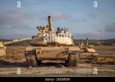 Polnische Soldaten, die der gepanzerten Lubuska Kavallerie-Division 11. zugewiesen wurden, versammeln sich um das kürzlich entfernte Abrams M1A2 System Enhancement Package Version 3 des Kraftpakets während des Abrams-Logistikgipfels in Drawsko Pomorskie, Polen, 27. Oktober 2022. Die ABCT 3-1 arbeitet stolz mit der 1. Infanterie-Division, anderen NATO-Verbündeten und regionalen Sicherheitspartnern zusammen, um dem V Corps, dem US-amerikanischen Vorwärtskorps in Europa, kampfglaubwürdige Streitkräfte zur Verfügung zu stellen. (USA Foto der Armee-Nationalgarde von SPC. Kevin T. Brown Junior) Stockfoto