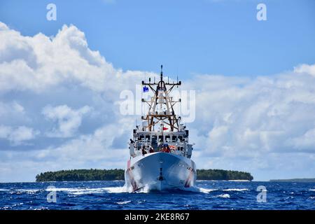 Die Besatzung des USCGC Oliver Henry (WPC 1140) besucht das Ulithi Atoll am 31. Oktober 2022, das erste Mal, dass ein Schnellabschneider das Atoll besuchte und 20 Kartons mit Vorräten, 50 persönliche Schwimmvorrichtungen, Und Sportausrüstung, die von der Cuttercrew, der erweiterten Familie der US-Küstenwache Guam, dem Ulithi Falalop Community Action Program, der Guam Island Girl Power Foundation und der Ayuda Foundation gespendet wurde. Ulithi war während des Zweiten Weltkriegs ein zentrales US-Einsatzgebiet und von 1944 bis 1965 die Heimat einer US-Küstenwache Loran-C-Kommunikationsstation, bevor der Betrieb nach Yap verlegt und 1987 schließlich geschlossen wurde. Stockfoto
