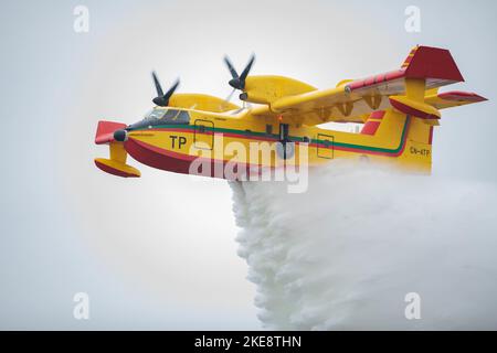 Ein Bombardier 415 Superscooper der Royal Moroccan Armed Forces tropft bei einer Bürstenfeuerdemonstration am 21. September 2022 in Kenitra, Marokko, Im Rahmen der gemeinsamen Übung Maroc mantlet. Das Feuer sollte die Fähigkeiten des Royal Moroccan Armed Forces Bombardier 415 Superscooper zeigen. Das Maroc-Mantlet profitiert sowohl den Vereinigten Staaten als auch Marokko beim Aufbau einer stärkeren Partnerschaft. Die aus- und Weiterbildung der Servicemitarbeiter in Utah und Marokko verbessert die Sicherheit, die beruflichen Beziehungen sowie die Taktiken und Techniken. (USA Armee-Nationalgarde Foto von Staff Sgt. Nathan Baker) Stockfoto