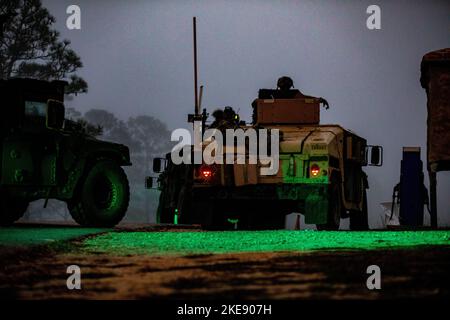 Fallschirmjäger, die dem Kampfteam der Brigade 1. zugewiesen wurden, 82. Airborne Division besetzen während des Joint Readiness Training Center (JRTC) in Fort Polk, Louisiana, die feindliche Stadt., 9. November 2022. JRTC Rotation 23-01 dient der Verbesserung der Einsatzbereitschaft der Brigade und der Unterstützung der Einheit. (USA Armee-Foto von SPC. Vincent Levelev) Stockfoto