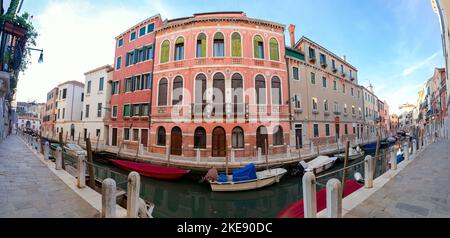 Panoramablick auf alte, traditionelle, farbenfrohe Häuser entlang des Kanals an einem sonnigen Morgen. Venedig. Italien. Stockfoto