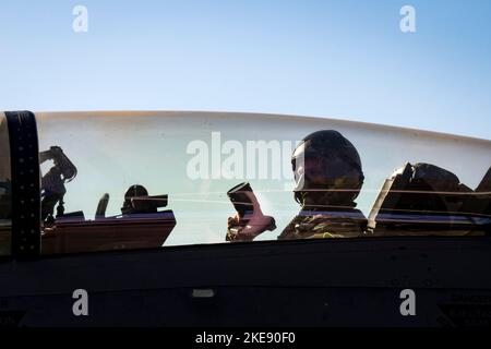 US Air Force Staff Sgt. Joseph Pick, ein Kameramann aus der Luft, der dem Kampfkamerastraffel 1. (CTCS) zugewiesen wurde, der auf der Joint Base Charleston, S.C. stationiert ist, bereitet seine Kamera vor einem Flug in einem F-16D Fighting Falcon auf der Shaw Air Force Base, S.C., 8. November 2022 vor. Die 1. CTCS sammelten Bilder, um ein Recruiting-Video zu erstellen, das das Bewusstsein für das Luftbildprogramm der Kampfkamera und die Fähigkeiten der Luftplattform maximierte. (USA Luftwaffe Foto von Senior Airman Madeline Herzog) Stockfoto