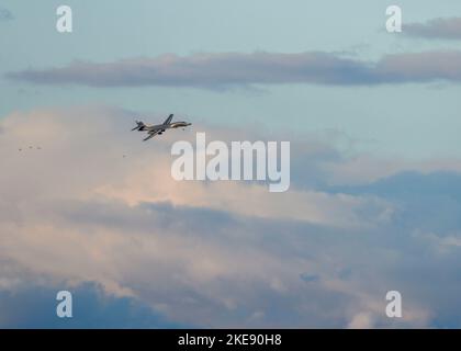 Ein Flugzeug der US Air Force B-1B Lancer, das dem Bombenflügel 7. auf der Dyess Air Force Base zugewiesen wurde, fliegt am 4. November 2022 auf der Luke Air Force Base, Arizona, über die Fluglinie. Die Schulung zur Lancer-Integration mit dem Luke AFB F-35A Lightning II-Flugzeug wurde durchgeführt, um die Interoperabilität zwischen den verschiedenen Luftframes der US-Luftwaffe zu verbessern. (USA Luftwaffe Foto von Senior Airman David Busby) Stockfoto