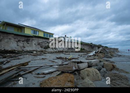 Nach dem Ungewün Nicole sitzen die Häuser im Ponce Inlet jetzt auf einer Klippe, wo einst große Sanddünen existierten. 10. November 2022 Stockfoto