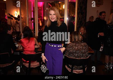 München, Deutschland. 10.. November 2022. Schauspielerin Silke Popp zeigt sich auf der Ornella Opening Party im Platzl. Quelle: Felix Hörhager/dpa/Alamy Live News Stockfoto