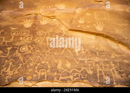 Felszeichnungen, die in Felsen über der Klippenwohnung in Mesa Verde geschnitzt wurden Stockfoto