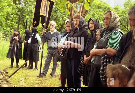 Hunedoara County, Rumänien, 2003. Mitglieder der Gemeinde Momarlani während einer Trauerprozession. Die Momarlani begraben ihre Toten im Hof, entsprechend ihrer Tradition. Stockfoto