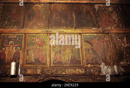 Hunedoara County, Rumänien, 2003. Das Innere der Holzkirche aus dem 18.. Jahrhundert in Petrosani, einem historischen Denkmal. Hölzerne Ikonostase mit alten Heiligenbildern. Stockfoto